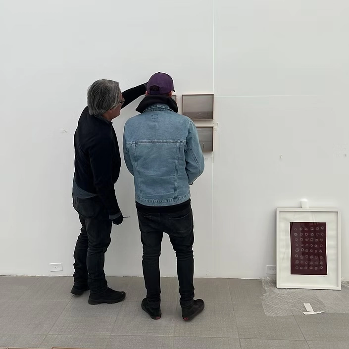 Processo prático de montagem de exposição de arte em galeria no curso de curadoria do Momento D'Artes
