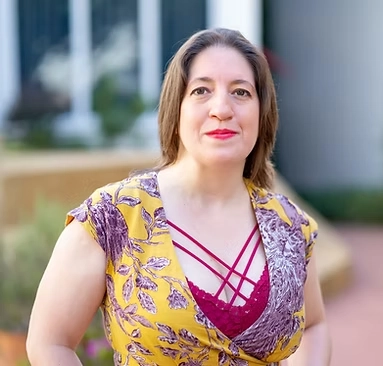 Anita Araujo, artista e pesquisadora da instituição, vestindo blusa amarela estampada