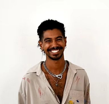 Kadu Ramos, artista e pesquisador da instituição, sorrindo em retrato institucional